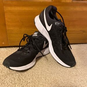 Nike zoom tennis shoe black women’s size 8